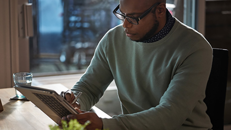 Man uses stylist to write on his tablet