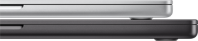 Deux ordinateurs portables Apple posés l’un sur l’autre, le modèle gris du dessus est légèrement plus petit que le noir posé en dessous.
